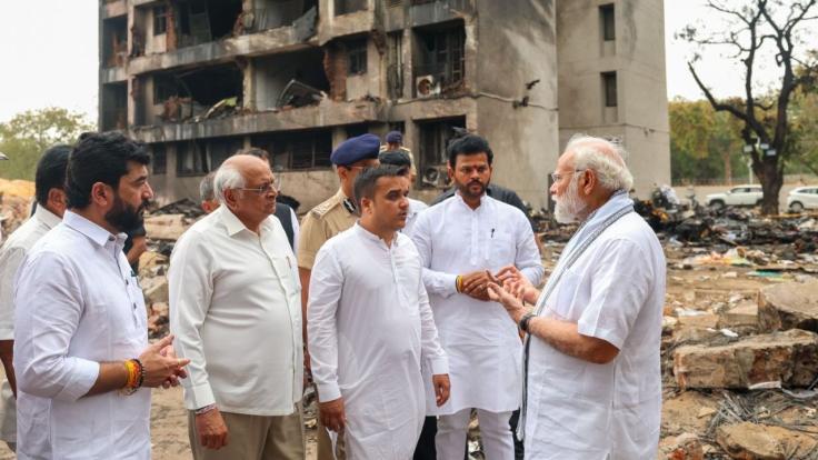 Air India Plane Crash: तबाही का मंजर देख पीएम मोदी बोले: इस दर्द को शब्दों में बयां नहीं कर सकता